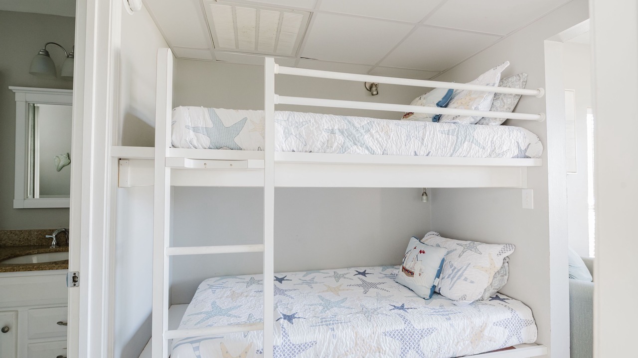 Photo of Bedroom in Crystal Shores