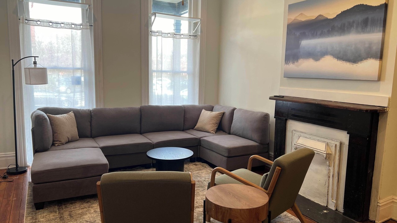 Photo of Livingroom in Monroe Ward