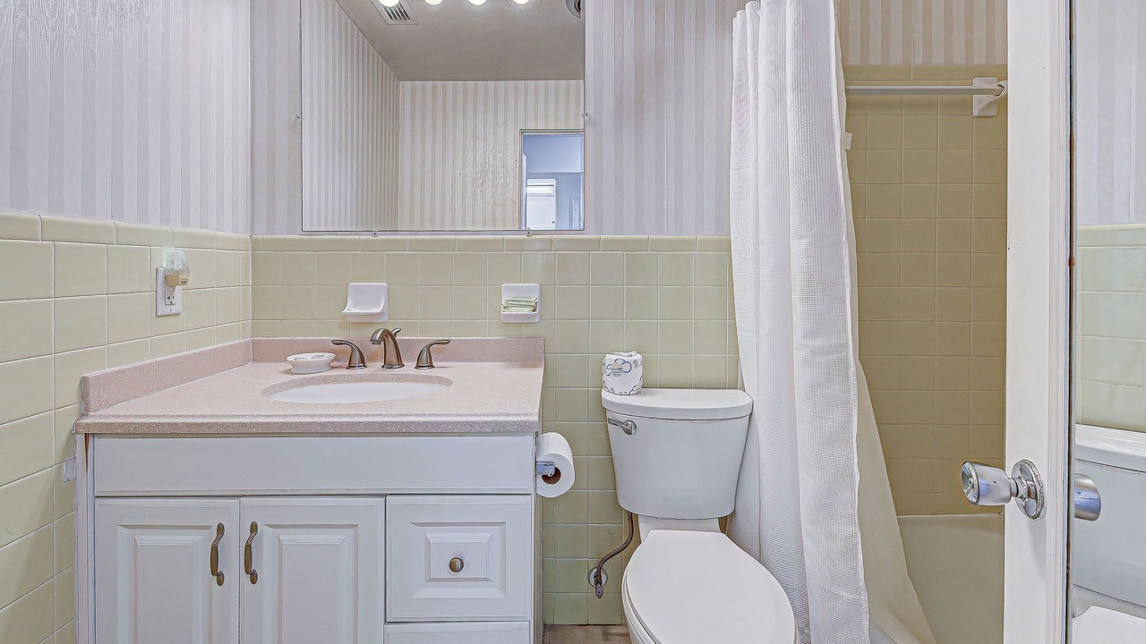 Photo of Bathroom in Golden Beach