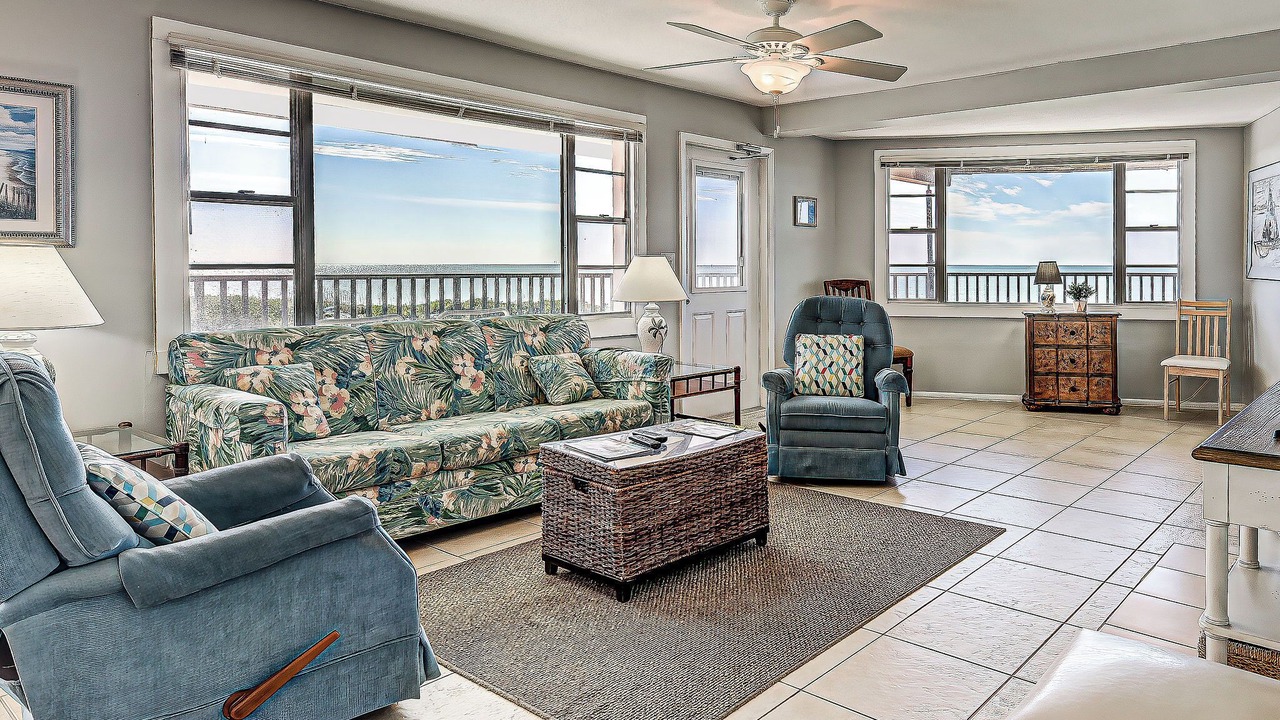 Photo of Livingroom in Golden Beach