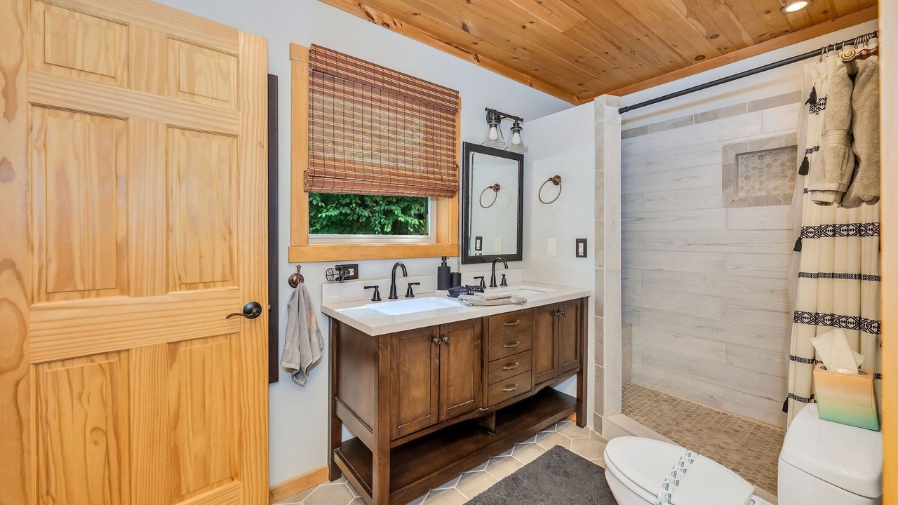 Photo of Bathroom in Grassy Creek