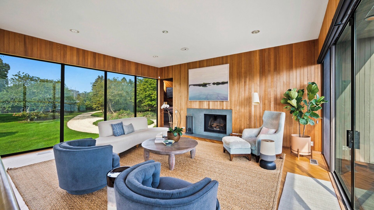 Photo of Livingroom in Suffolk County