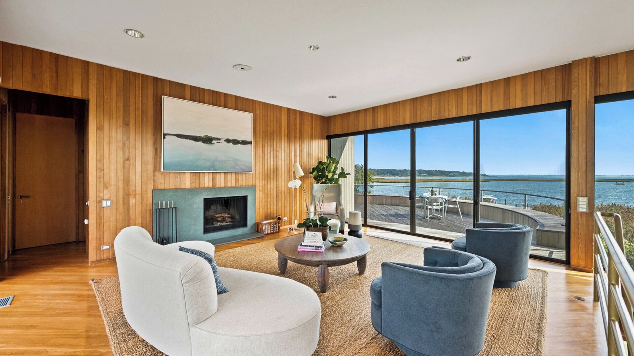 Photo of Livingroom in Suffolk County