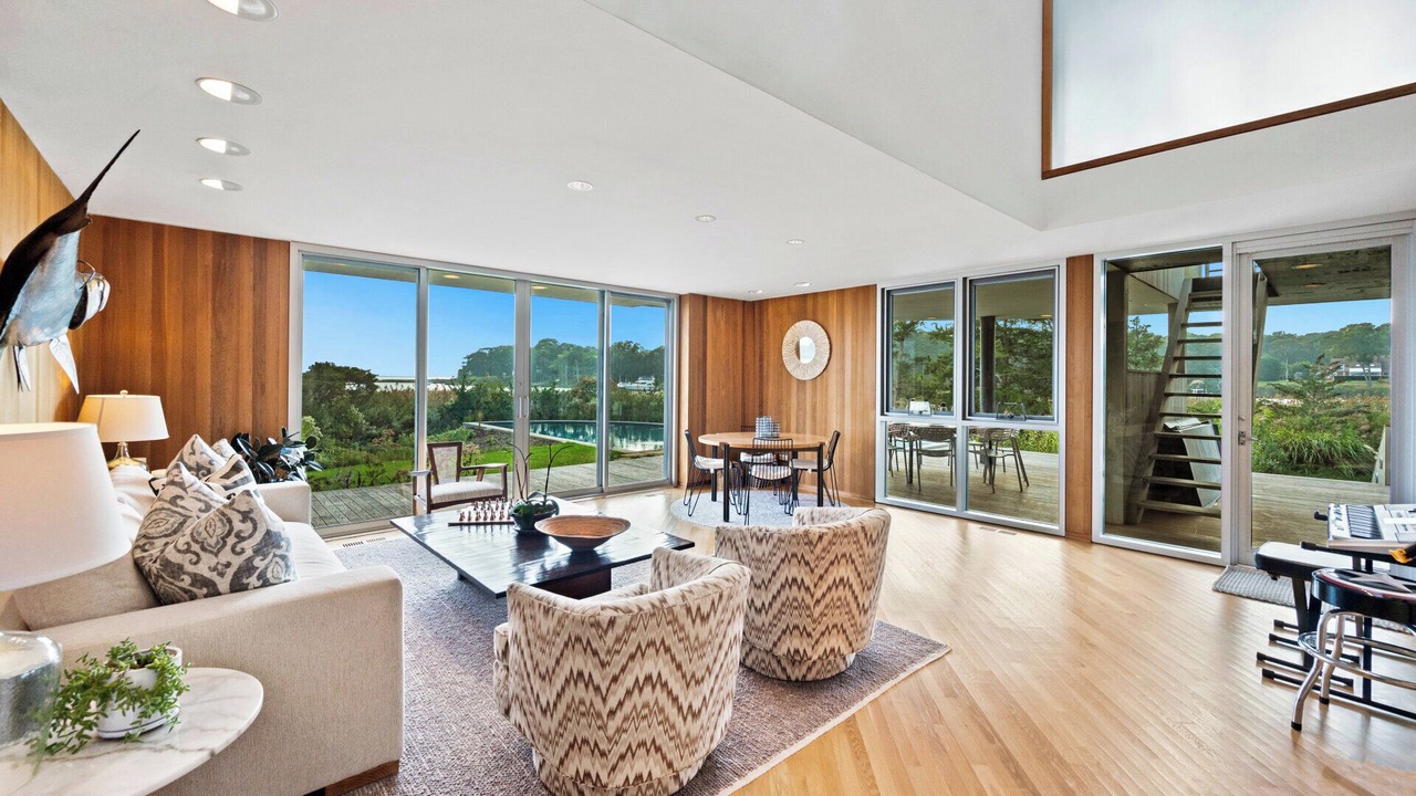 Photo of Livingroom in Suffolk County