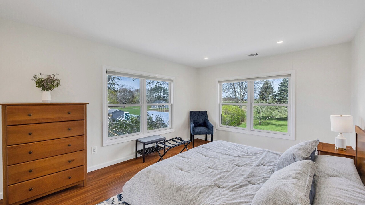 Photo of Bedroom in Aquebogue