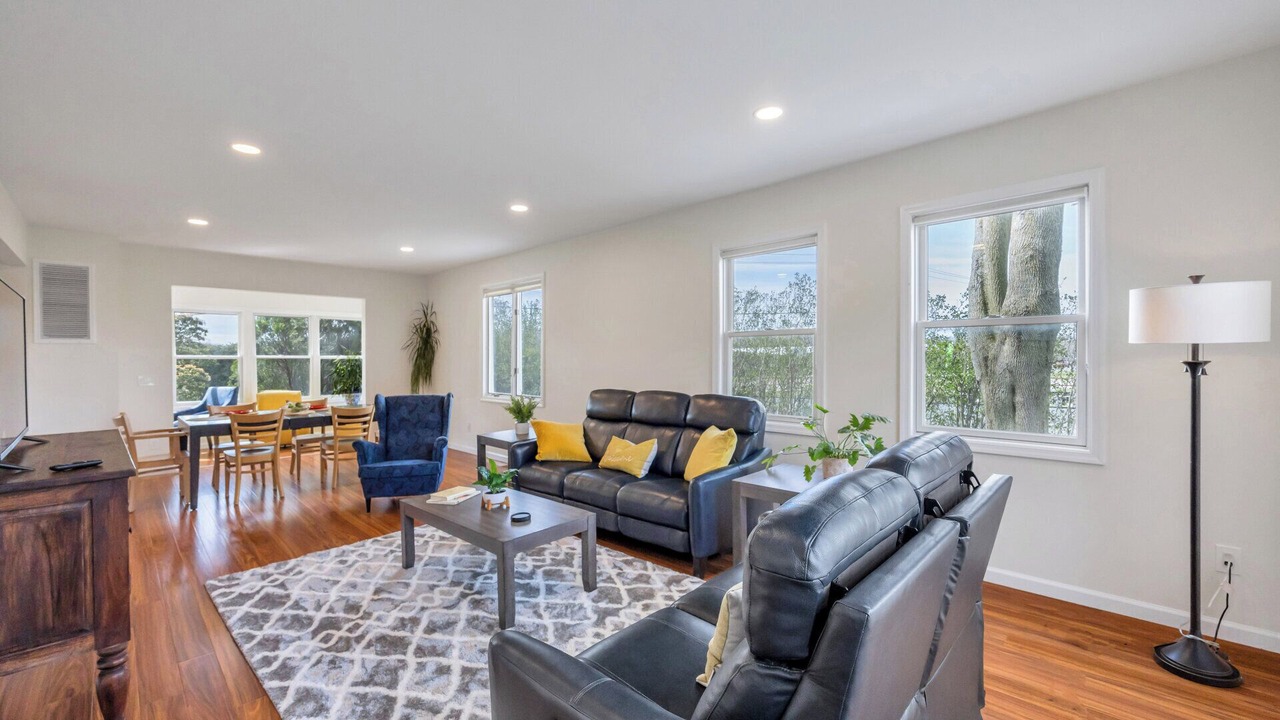 Photo of Livingroom in Aquebogue