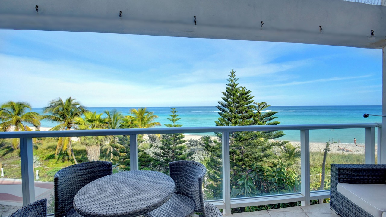Photo of Patio Balcony in Mid Beach