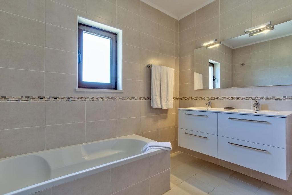 Photo of Bathroom in Carvoeiro