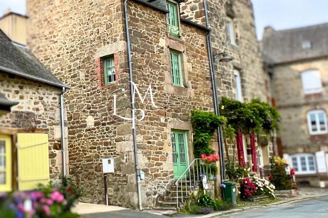 Photo of Buildings in Lanvallay