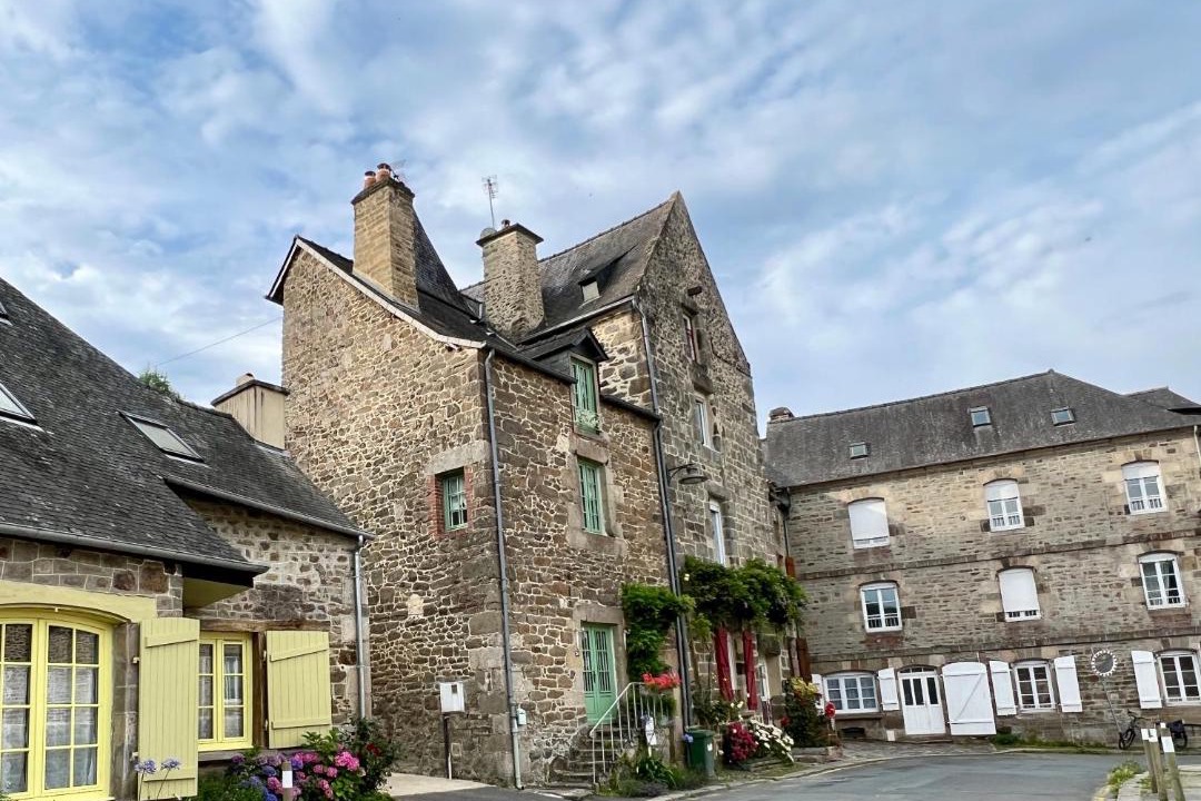 Photo of Buildings in Lanvallay