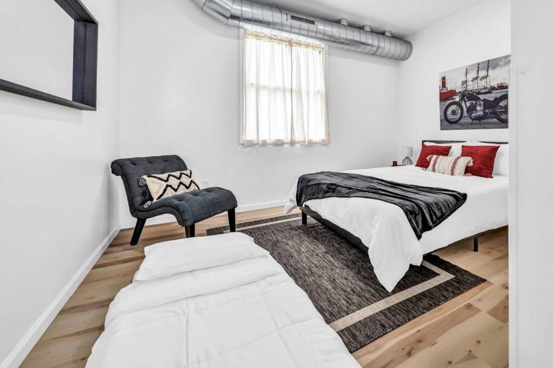 Photo of Bedroom in Front Park