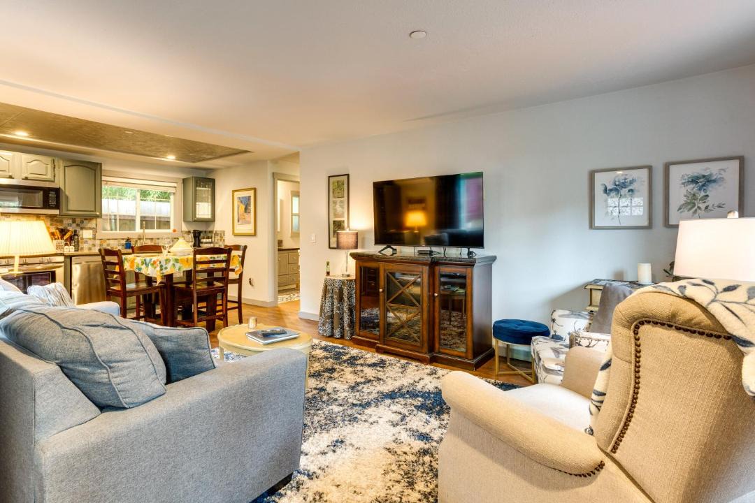 Photo of Livingroom in Maple Heights-Lake Desire