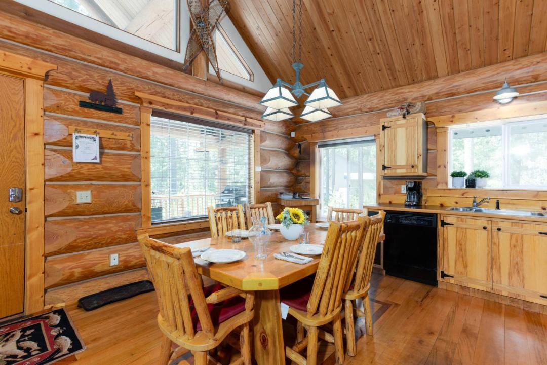 Photo of Livingroom in Oregon Water Wonderland