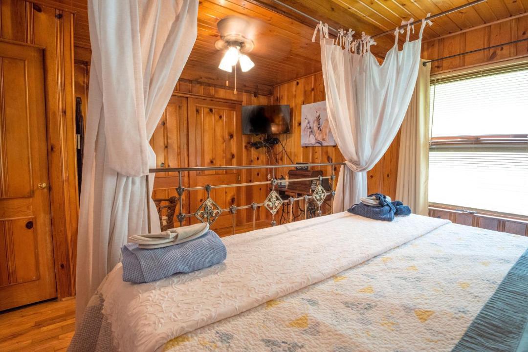 Photo of Bedroom in Helmsburg