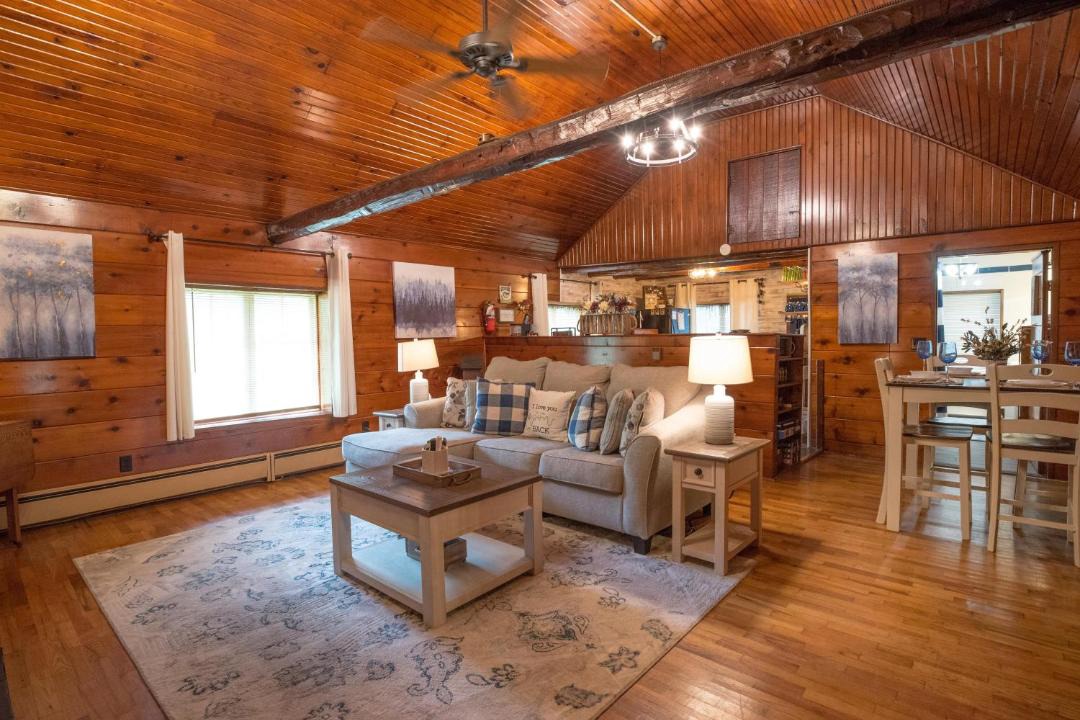 Photo of Livingroom in Helmsburg