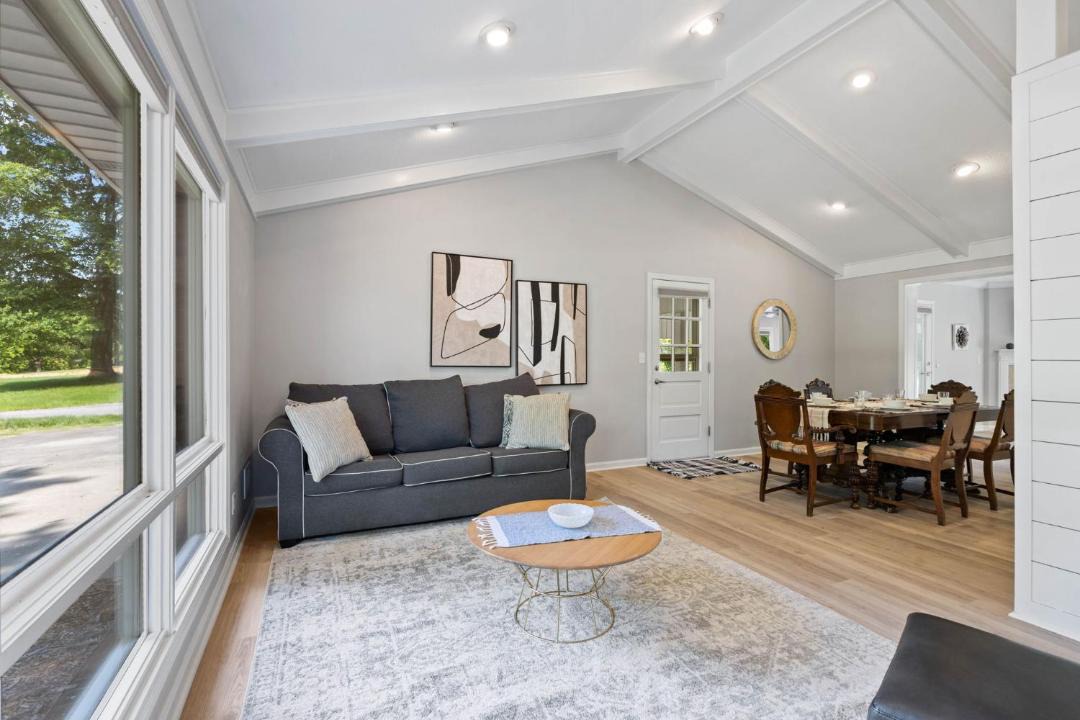 Photo of Livingroom in Jeffersonville - Clarksville