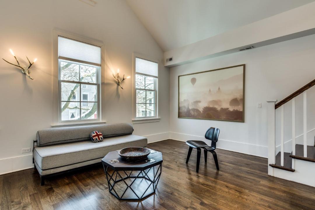 Photo of Livingroom in Old Town Triangle
