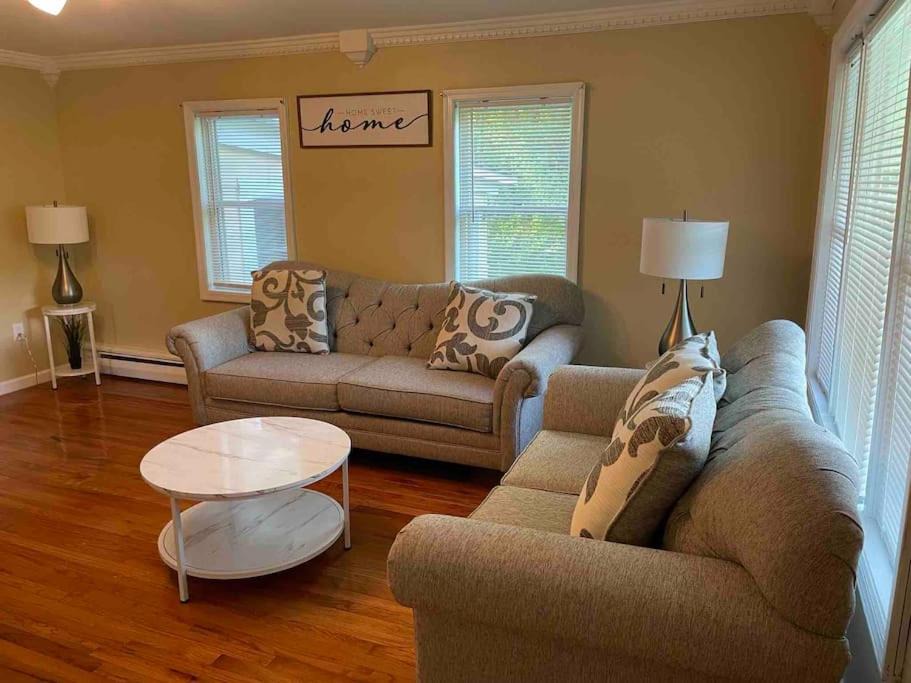 Photo of Livingroom in Montague