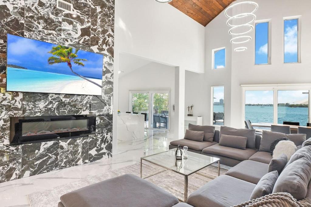 Photo of Livingroom in North Bay Village