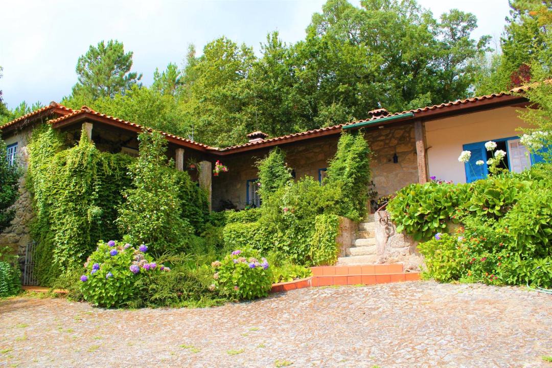 Photo of Buildings in Calvelo