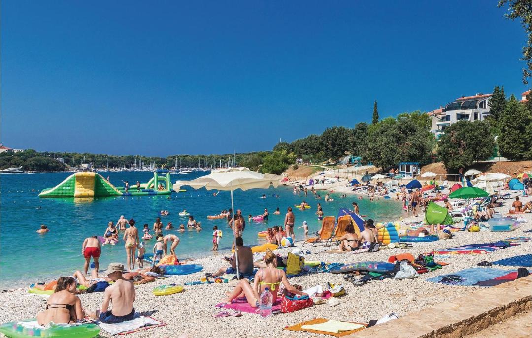 Photo of Human In Picture in Pula