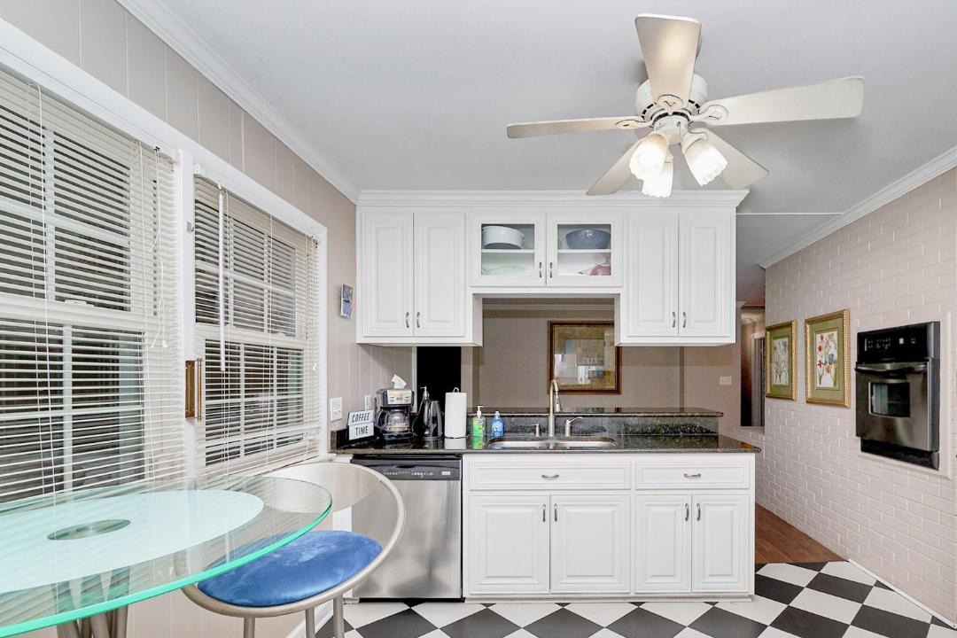 Photo of Kitchen in Coliseum Central