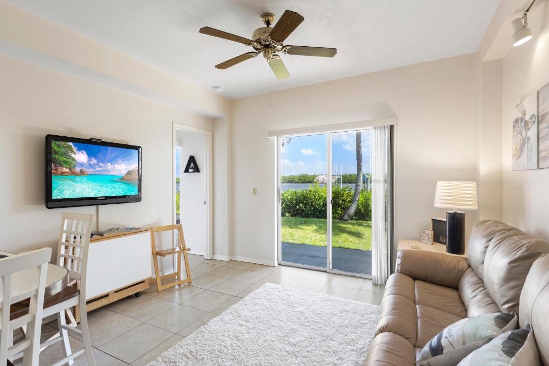 Photo of Livingroom in Mid Island
