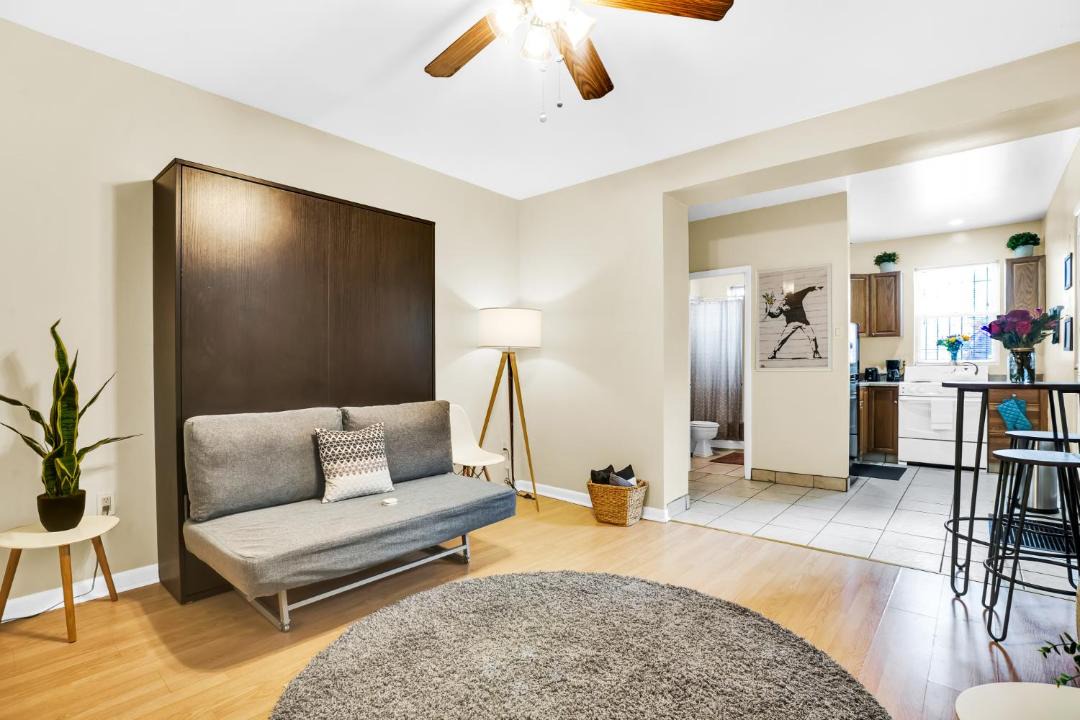 Photo of Livingroom in Graduate Hospital