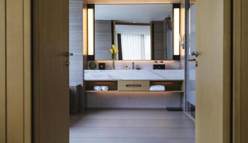 Deluxe King Suite with Lounge Access