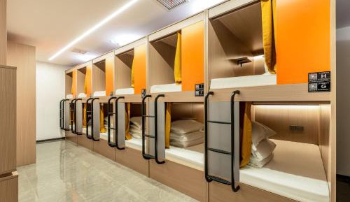 Single Bed in Male Dormitory Room with Shared Bathroom