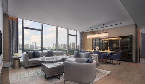 Three-Bedroom Corner Suite with Lake View - High Floor