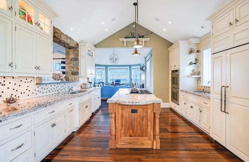 Montauk House | Bayside Estate | Estate w/Pool, Gym & Beach Access