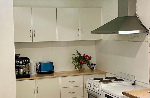 Duncan Other | Large beachside Homestead, private apartments, fireplace, 3 min walk to beach.n