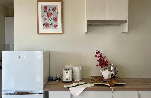 Duncan Other | Large beachside Homestead, private apartments, fireplace, 3 min walk to beach.n