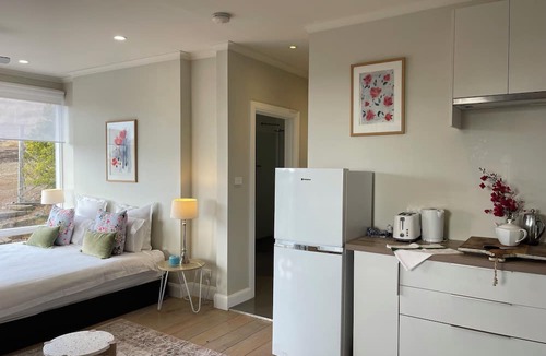 Duncan Other | Large beachside Homestead, private apartments, fireplace, 3 min walk to beach.n