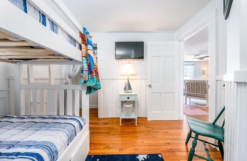 South Chatham Cottage | Waterviews and Short Walk to Nantucket Sound