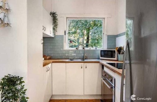Bundeena Cottage | Stylish cottage with pool 2 minute walk to the beach.