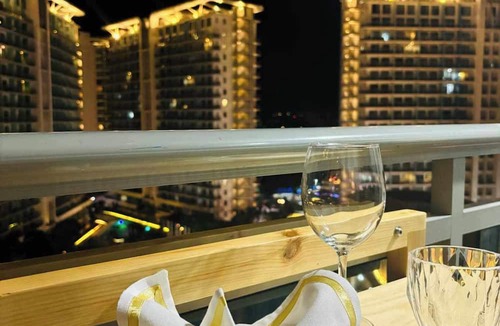 Muntinlupa Apartment | Cozy Studio Apartment with AC, WiFi in welcoming Azure Urban Resort