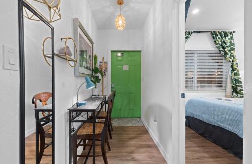 West Little Havana Apartment | Stunning Little Havana Close to Airport, Calle Ocho, Brickell, Cruises,Wynwood and the Beaches - Free Parking
