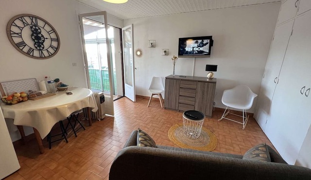 Air-Conditioned 2-Room Apartment with Sunny Loggia and Parking, Near Beach and Shops