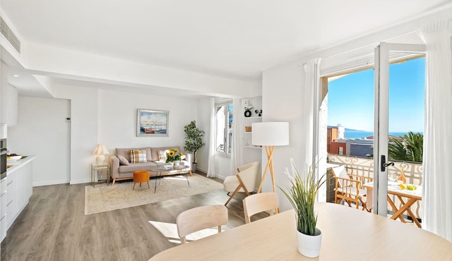 04. Bright apartment with balcony and sea view, close to the beach