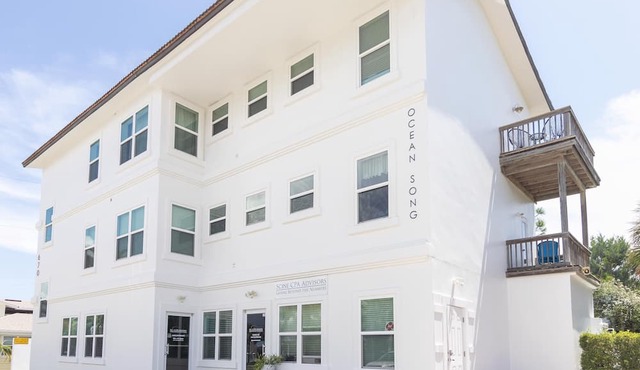 Ocean Song -Hot Tub! Snowbird specials Beach Condo with Private Pool & Elevator