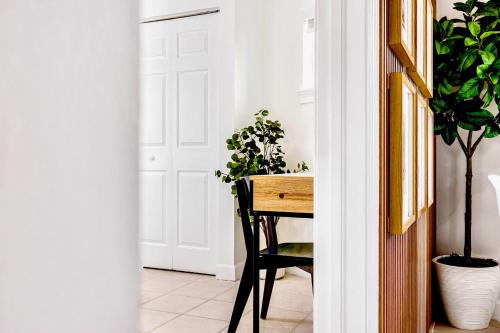 Prime Miami Retreat | Sleeps 12 | Parking, BBQ!