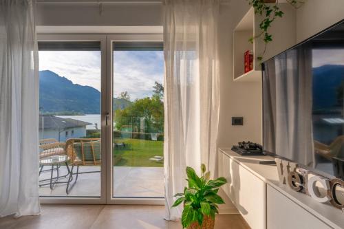 Casa al Lago di TSS' - Ampio Giardino Fronte al Lago - Perfetto per Famiglie e Gruppi a Calceranica al Lago